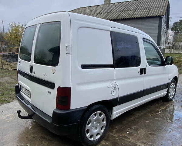 Белый Ситроен Берлинго, объемом двигателя 2 л и пробегом 315 тыс. км за 3250 $, фото 2 на Automoto.ua