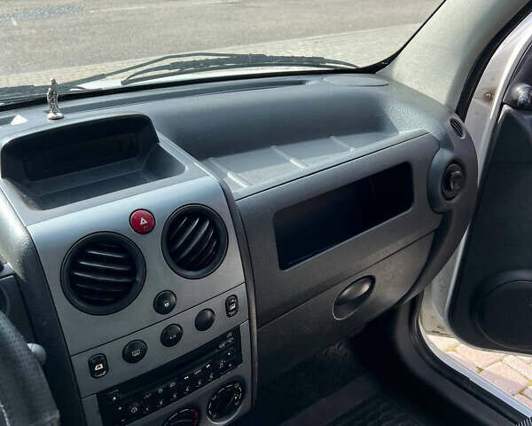 Ситроен Берлинго 2006 в Стрые на Automoto.ua Белый Ситроен Берлинго, объемом двигателя 1.9 л и пробегом 246 тыс. км за 4100 $, фото 37 на Automoto.ua