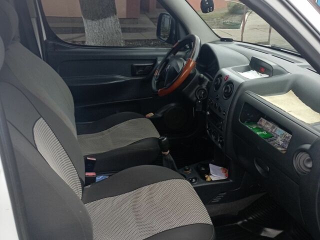 Белый Ситроен Берлинго, объемом двигателя 2 л и пробегом 234 тыс. км за 3100 $, фото 9 на Automoto.ua