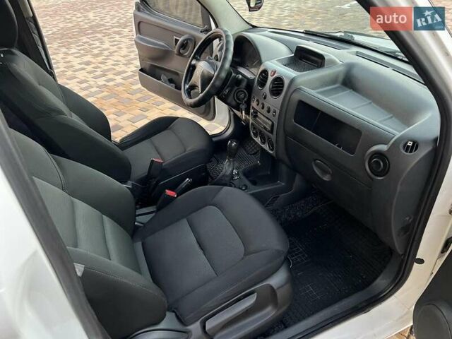 Белый Ситроен Берлинго, объемом двигателя 2 л и пробегом 345 тыс. км за 2999 $, фото 8 на Automoto.ua