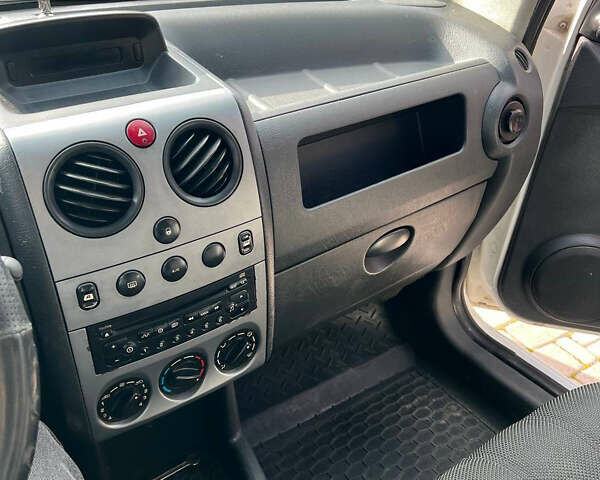 Ситроен Берлинго 2006 в Стрые на Automoto.ua Белый Ситроен Берлинго, объемом двигателя 1.9 л и пробегом 246 тыс. км за 4100 $, фото 38 на Automoto.ua