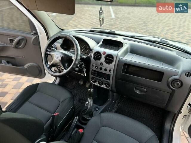 Белый Ситроен Берлинго, объемом двигателя 2 л и пробегом 345 тыс. км за 2999 $, фото 11 на Automoto.ua