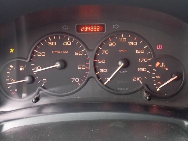 Белый Ситроен Берлинго, объемом двигателя 2 л и пробегом 234 тыс. км за 3100 $, фото 2 на Automoto.ua