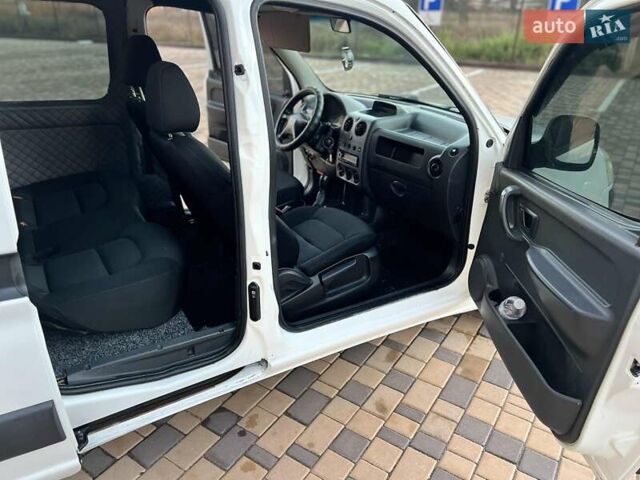 Белый Ситроен Берлинго, объемом двигателя 2 л и пробегом 345 тыс. км за 2999 $, фото 12 на Automoto.ua