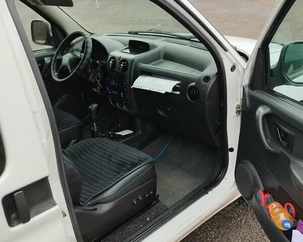 Білий Сітроен Берлінго, об'ємом двигуна 2 л та пробігом 151 тис. км за 4200 $, фото 5 на Automoto.ua