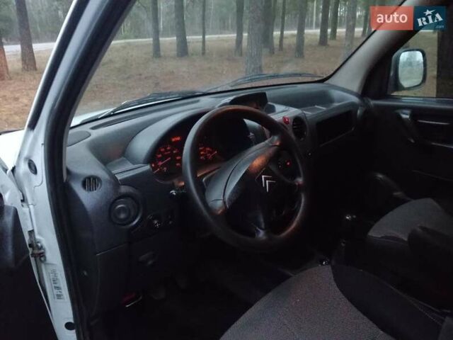 Белый Ситроен Берлинго, объемом двигателя 2 л и пробегом 257 тыс. км за 3700 $, фото 5 на Automoto.ua