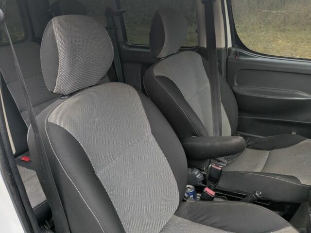 Білий Сітроен Берлінго, об'ємом двигуна 2 л та пробігом 256 тис. км за 4200 $, фото 1 на Automoto.ua