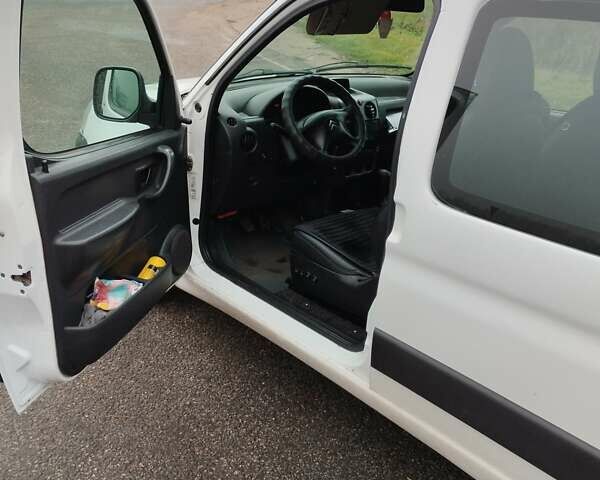 Білий Сітроен Берлінго, об'ємом двигуна 2 л та пробігом 151 тис. км за 4200 $, фото 4 на Automoto.ua