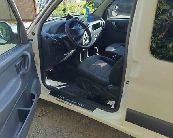 Белый Ситроен Берлинго, объемом двигателя 1.56 л и пробегом 364 тыс. км за 4100 $, фото 8 на Automoto.ua