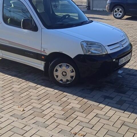 Белый Ситроен Берлинго, объемом двигателя 1.6 л и пробегом 200 тыс. км за 4300 $, фото 2 на Automoto.ua