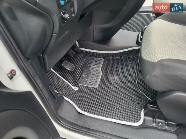 Белый Ситроен Берлинго, объемом двигателя 1.6 л и пробегом 237 тыс. км за 5999 $, фото 50 на Automoto.ua