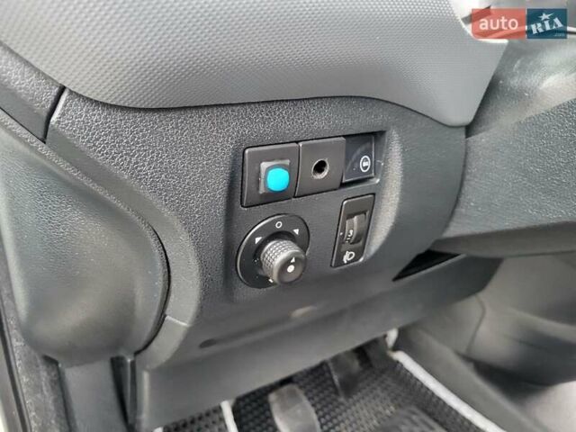 Белый Ситроен Берлинго, объемом двигателя 1.6 л и пробегом 237 тыс. км за 5999 $, фото 60 на Automoto.ua