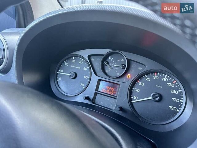 Белый Ситроен Берлинго, объемом двигателя 1.56 л и пробегом 263 тыс. км за 5690 $, фото 62 на Automoto.ua