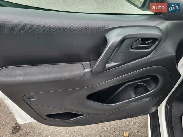 Белый Ситроен Берлинго, объемом двигателя 1.6 л и пробегом 237 тыс. км за 5999 $, фото 61 на Automoto.ua