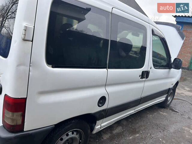 Белый Ситроен Берлинго, объемом двигателя 1.56 л и пробегом 313 тыс. км за 3400 $, фото 5 на Automoto.ua