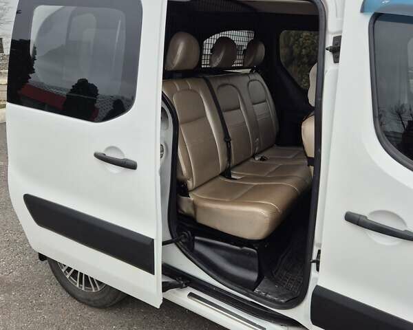 Белый Ситроен Берлинго, объемом двигателя 1.56 л и пробегом 205 тыс. км за 5700 $, фото 12 на Automoto.ua