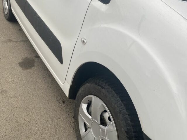 Белый Ситроен Берлинго, объемом двигателя 1.6 л и пробегом 235 тыс. км за 6000 $, фото 4 на Automoto.ua