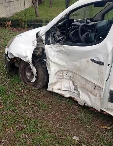 Белый Ситроен Берлинго, объемом двигателя 1.56 л и пробегом 226 тыс. км за 3428 $, фото 6 на Automoto.ua