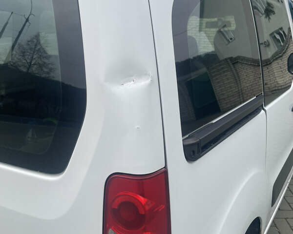 Белый Ситроен Берлинго, объемом двигателя 1.6 л и пробегом 305 тыс. км за 5800 $, фото 3 на Automoto.ua