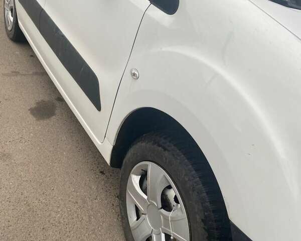 Белый Ситроен Берлинго, объемом двигателя 1.56 л и пробегом 235 тыс. км за 6100 $, фото 6 на Automoto.ua