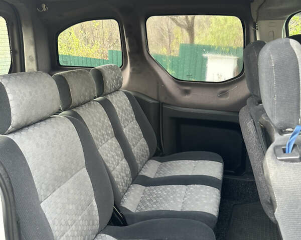 Белый Ситроен Берлинго, объемом двигателя 1.56 л и пробегом 266 тыс. км за 5400 $, фото 4 на Automoto.ua