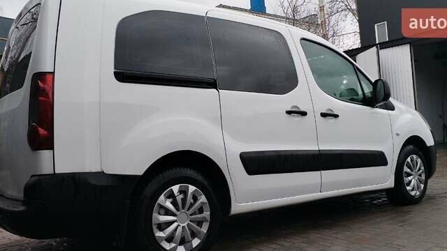 Белый Ситроен Берлинго, объемом двигателя 1.56 л и пробегом 260 тыс. км за 7500 $, фото 3 на Automoto.ua