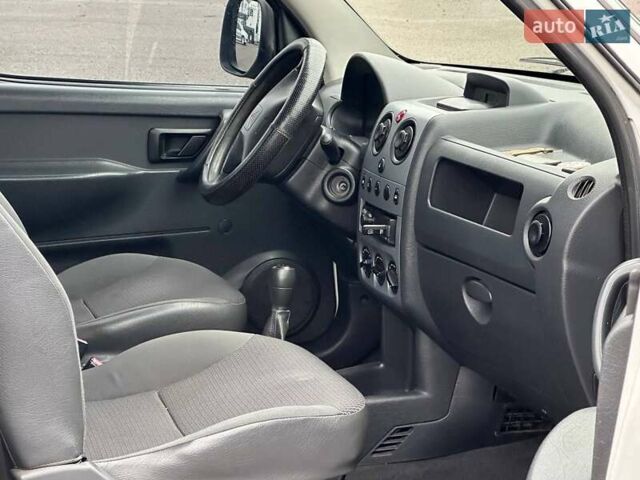 Белый Ситроен Берлинго, объемом двигателя 1.4 л и пробегом 170 тыс. км за 5700 $, фото 6 на Automoto.ua