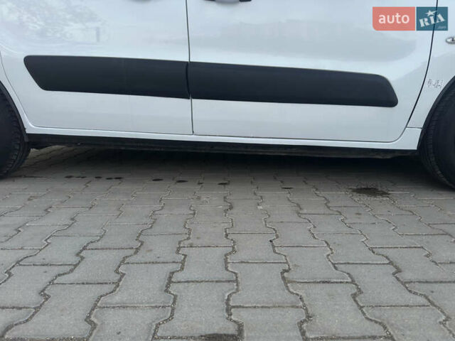 Белый Ситроен Берлинго, объемом двигателя 1.56 л и пробегом 260 тыс. км за 5350 $, фото 6 на Automoto.ua