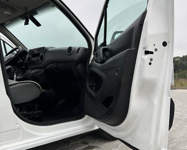 Белый Ситроен Берлинго, объемом двигателя 1.56 л и пробегом 260 тыс. км за 5350 $, фото 19 на Automoto.ua