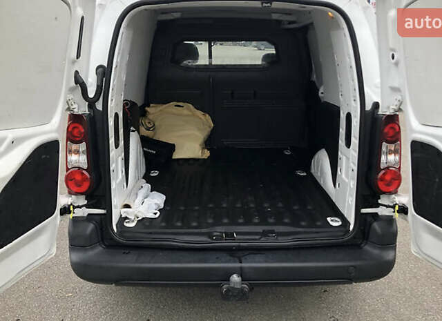 Белый Ситроен Берлинго, объемом двигателя 1.6 л и пробегом 175 тыс. км за 8700 $, фото 5 на Automoto.ua