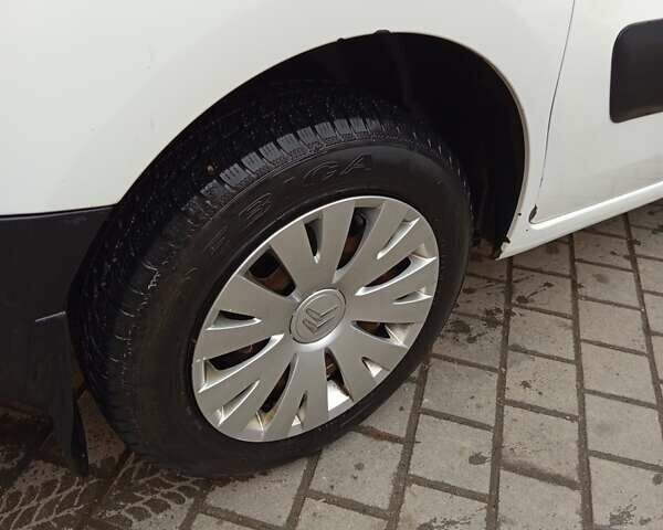 Белый Ситроен Берлинго, объемом двигателя 1.56 л и пробегом 351 тыс. км за 9000 $, фото 5 на Automoto.ua