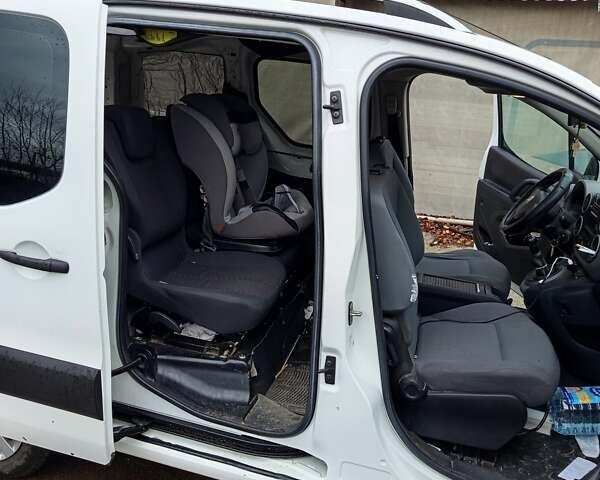 Белый Ситроен Берлинго, объемом двигателя 1.56 л и пробегом 351 тыс. км за 9000 $, фото 7 на Automoto.ua