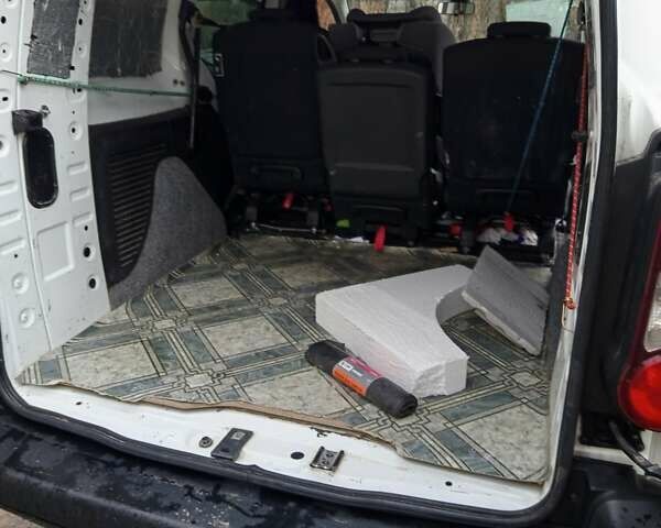 Белый Ситроен Берлинго, объемом двигателя 1.56 л и пробегом 351 тыс. км за 9000 $, фото 8 на Automoto.ua