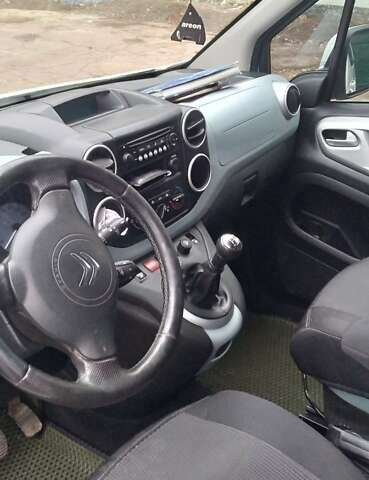 Белый Ситроен Берлинго, объемом двигателя 1.6 л и пробегом 238 тыс. км за 8200 $, фото 7 на Automoto.ua