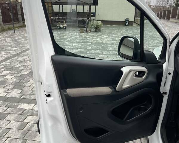 Белый Ситроен Берлинго, объемом двигателя 1.6 л и пробегом 255 тыс. км за 8100 $, фото 12 на Automoto.ua