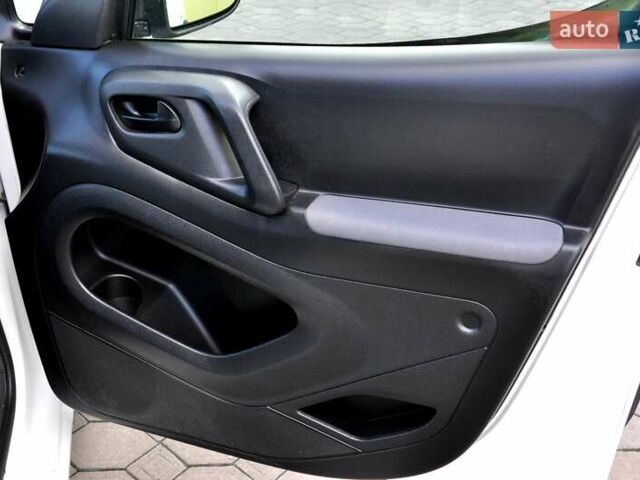 Білий Сітроен Берлінго, об'ємом двигуна 1.6 л та пробігом 230 тис. км за 7200 $, фото 21 на Automoto.ua