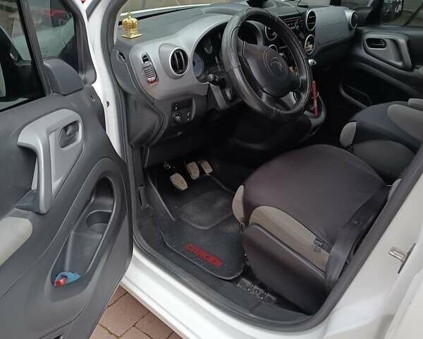 Ситроен Берлинго 2015 в Хусте на Automoto.ua Белый Ситроен Берлинго, объемом двигателя 1.56 л и пробегом 240 тыс. км за 9200 $, фото 10 на Automoto.ua