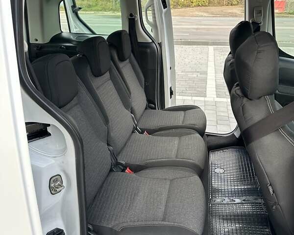 Белый Ситроен Берлинго, объемом двигателя 1.6 л и пробегом 240 тыс. км за 7750 $, фото 39 на Automoto.ua