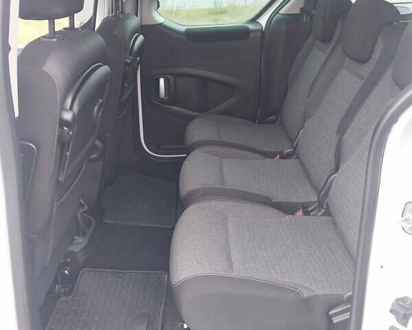 Белый Ситроен Берлинго, объемом двигателя 1.6 л и пробегом 244 тыс. км за 9700 $, фото 8 на Automoto.ua