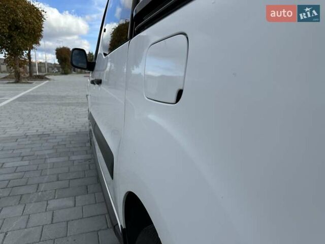 Белый Ситроен Берлинго, объемом двигателя 1.6 л и пробегом 240 тыс. км за 7750 $, фото 35 на Automoto.ua