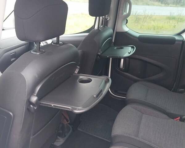 Белый Ситроен Берлинго, объемом двигателя 1.6 л и пробегом 244 тыс. км за 9700 $, фото 9 на Automoto.ua