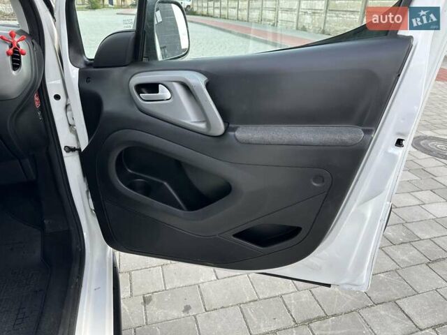 Белый Ситроен Берлинго, объемом двигателя 1.6 л и пробегом 240 тыс. км за 7750 $, фото 43 на Automoto.ua