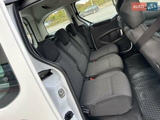 Белый Ситроен Берлинго, объемом двигателя 1.6 л и пробегом 240 тыс. км за 7650 $, фото 37 на Automoto.ua