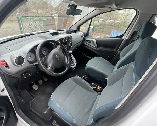 Белый Ситроен Берлинго, объемом двигателя 1.6 л и пробегом 270 тыс. км за 9800 $, фото 12 на Automoto.ua