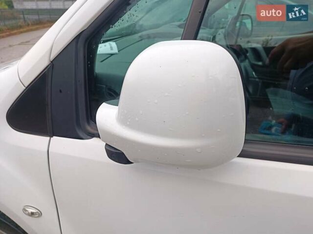 Белый Ситроен Берлинго, объемом двигателя 1.6 л и пробегом 172 тыс. км за 10500 $, фото 2 на Automoto.ua