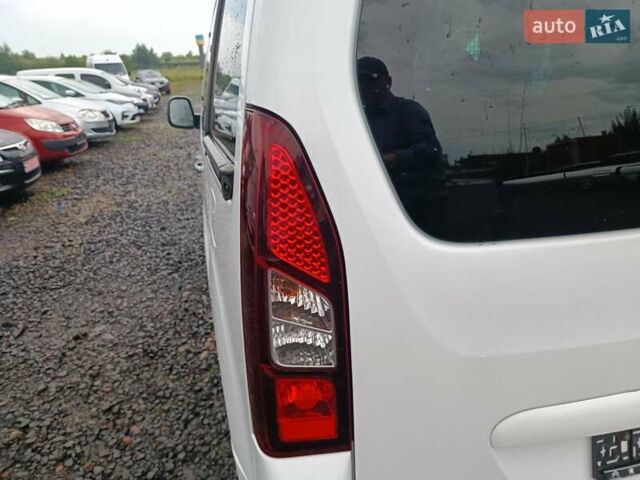 Белый Ситроен Берлинго, объемом двигателя 1.6 л и пробегом 172 тыс. км за 10500 $, фото 5 на Automoto.ua