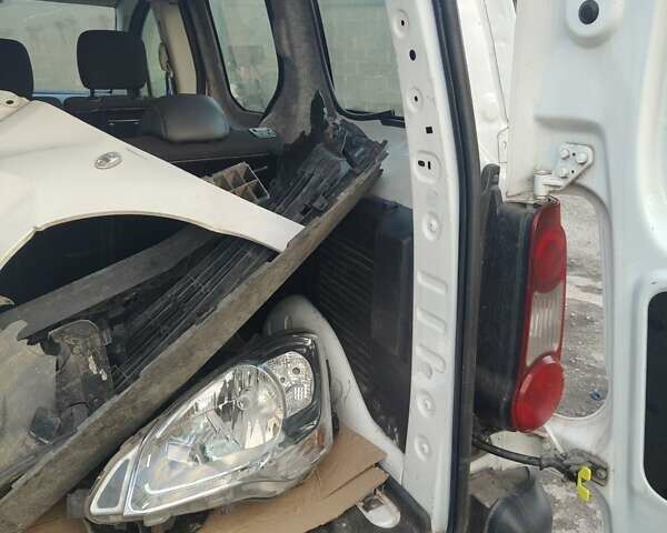 Білий Сітроен Берлінго, об'ємом двигуна 1.6 л та пробігом 86 тис. км за 5500 $, фото 15 на Automoto.ua