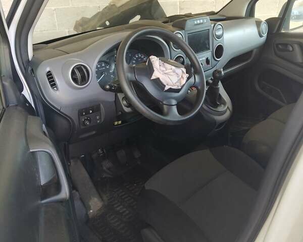 Белый Ситроен Берлинго, объемом двигателя 1.6 л и пробегом 86 тыс. км за 6350 $, фото 6 на Automoto.ua