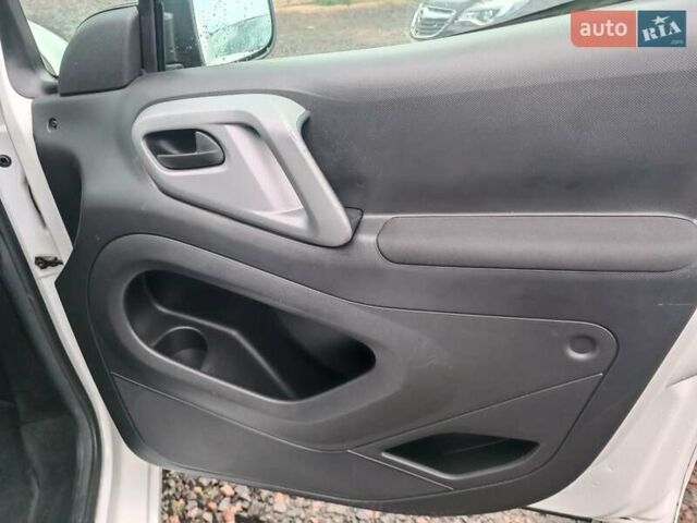 Белый Ситроен Берлинго, объемом двигателя 1.6 л и пробегом 172 тыс. км за 10500 $, фото 28 на Automoto.ua