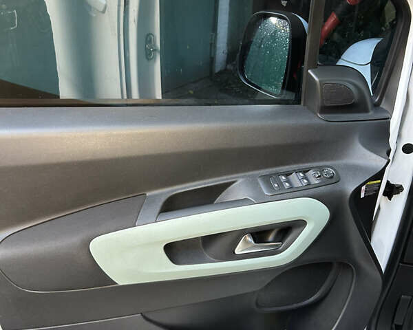 Белый Ситроен Берлинго, объемом двигателя 1.56 л и пробегом 49 тыс. км за 20700 $, фото 11 на Automoto.ua